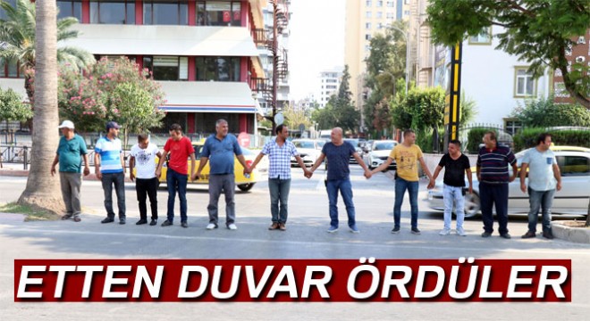 'Kaza yolu' kapatılsın diye etten duvar ördüler