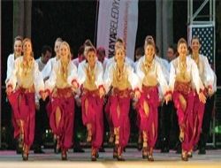 Toplam 230 festivalde 4 bine yakın gösteri