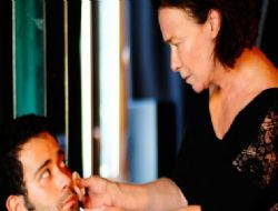 Mahalle baskısı tiyatro sahnesinde