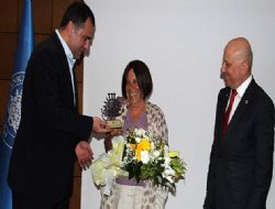 Onur Ödülü Latife Tekin'e