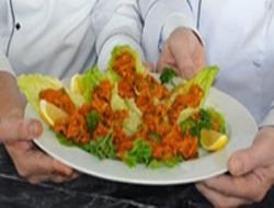 Büyükelçiden somonlu çiğ köfte