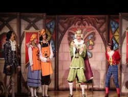 Kral Çıplak güldürdü