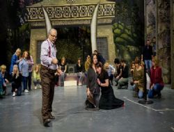 Leyla ile Mecnun opera sahnesinde