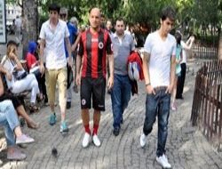 Futbolcular sokakta