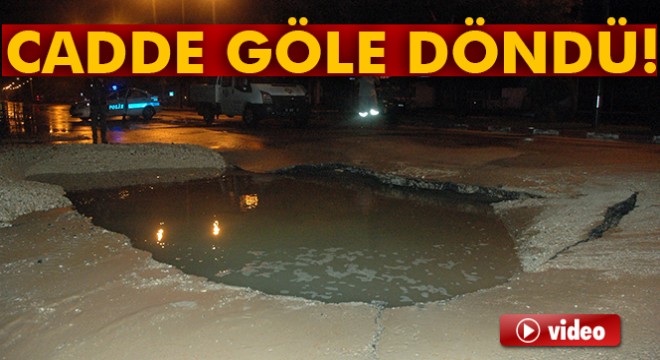 Adana'da su borusu patladı, dev çukur açıldı