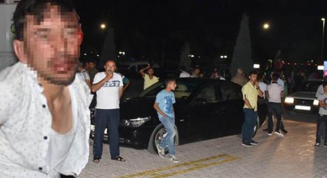 Afganlı taciz şüphelisini kalabalığın elinden son dakikada polis kurtardı