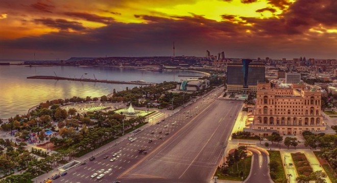 Bakan Bayraktar, Haydar Aliyev'in anıtını ziyaret etti