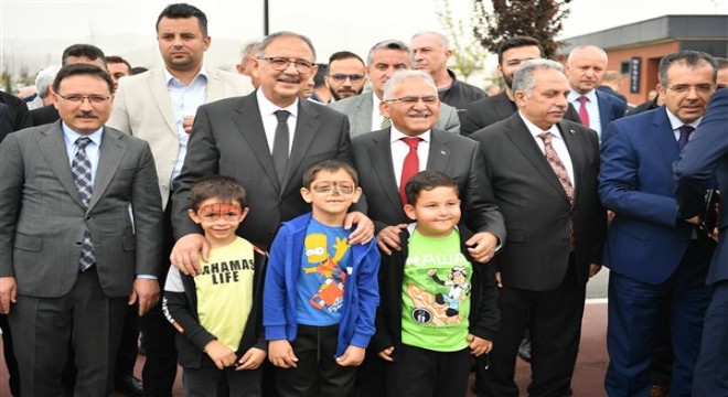 Bakan Özhaseki, Kayseri Çocuk Kitap Fuarı ve Şenliği'nin açılışına katıldı