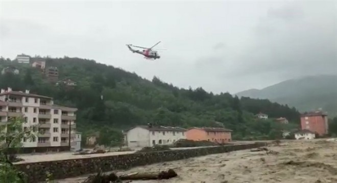Batı Karadeniz'de mahsur kalanlar helikopterle kurtarıldı