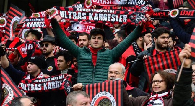 Derbide zafer Gençler'in