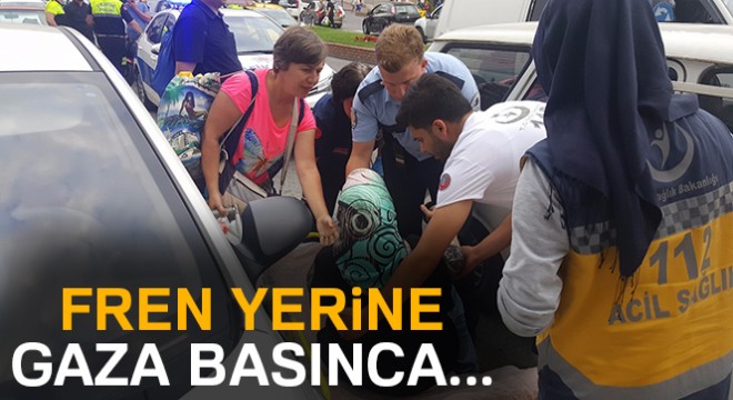 Fren yerine gaza basınca otomobile çarptı: 3 yaralı
