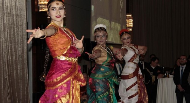 Hint dansı renk kattı