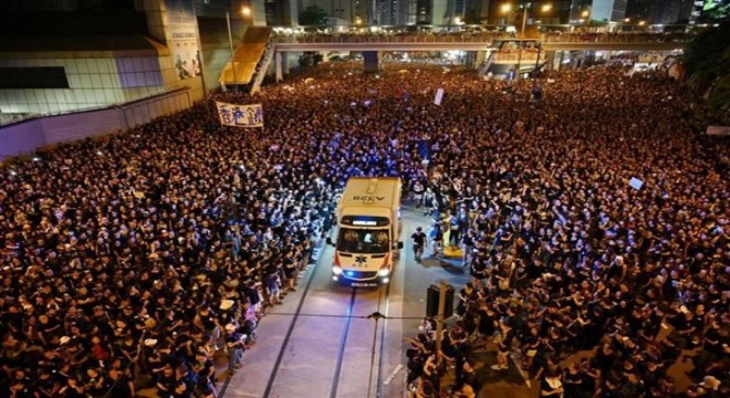 Hong Kong'ta 53 gösterici tutuklandı