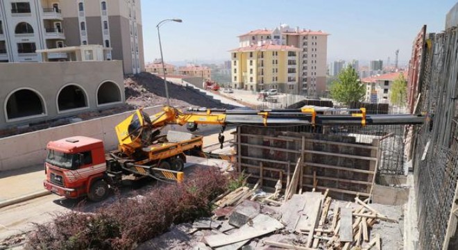İnşaat işçisinin üzerine vinç düştü