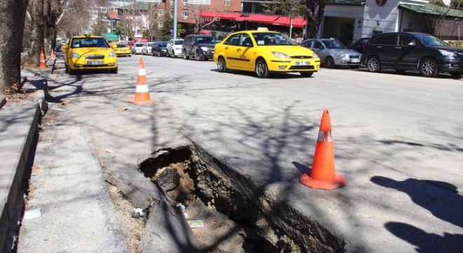 İran Caddesi'nde korkutan çukur