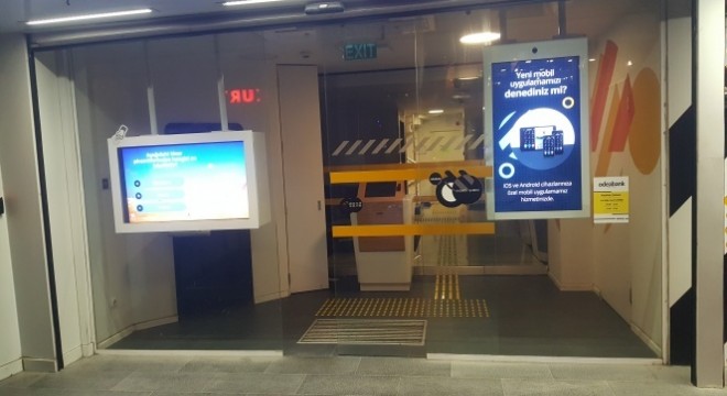 Isınmak için bankaya girince polisi alarma geçirdi