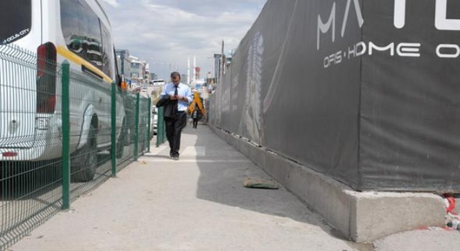 Kaldırıma taşan inşaatta yaya yolu açıldı