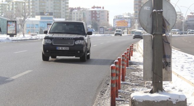 Kameralar kayıtta direkler beklemede