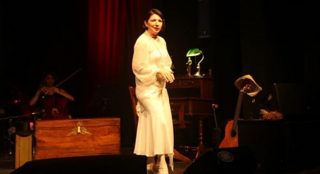 Kız öğrenciler okusun diye salon doldu