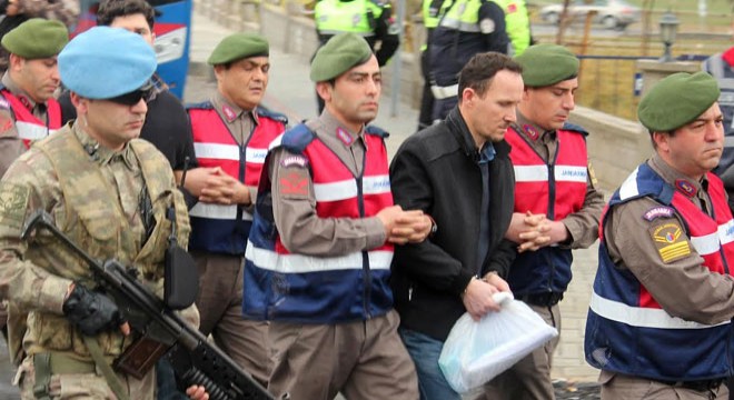 Mahkemede mektuplaşırken yakalandılar