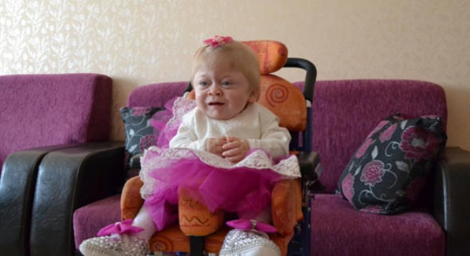 Minik Azra'ya kucak açalım