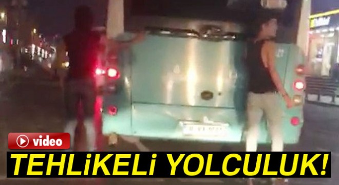 Patenli gençlerin otobüse tutunarak yaptığı tehlikeli yolculuk görüntülendi