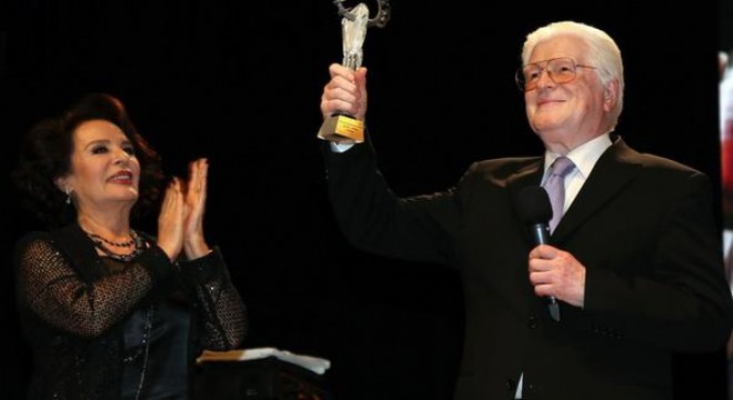 Rol arkadaşından anlamlı ödül