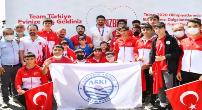 Tokyo Olimpiyatları'na katılan ASKİ Spor'lu güreşçilere Ankara'da coşkulu karşılama