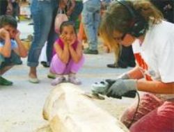 Ahşap heykellere çocuk ilgisi