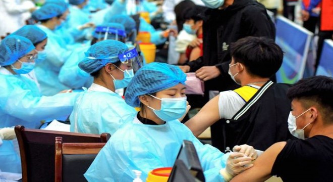 Çin, bu yıl nüfusun yüzde 80'ini aşılamayı hedefliyor